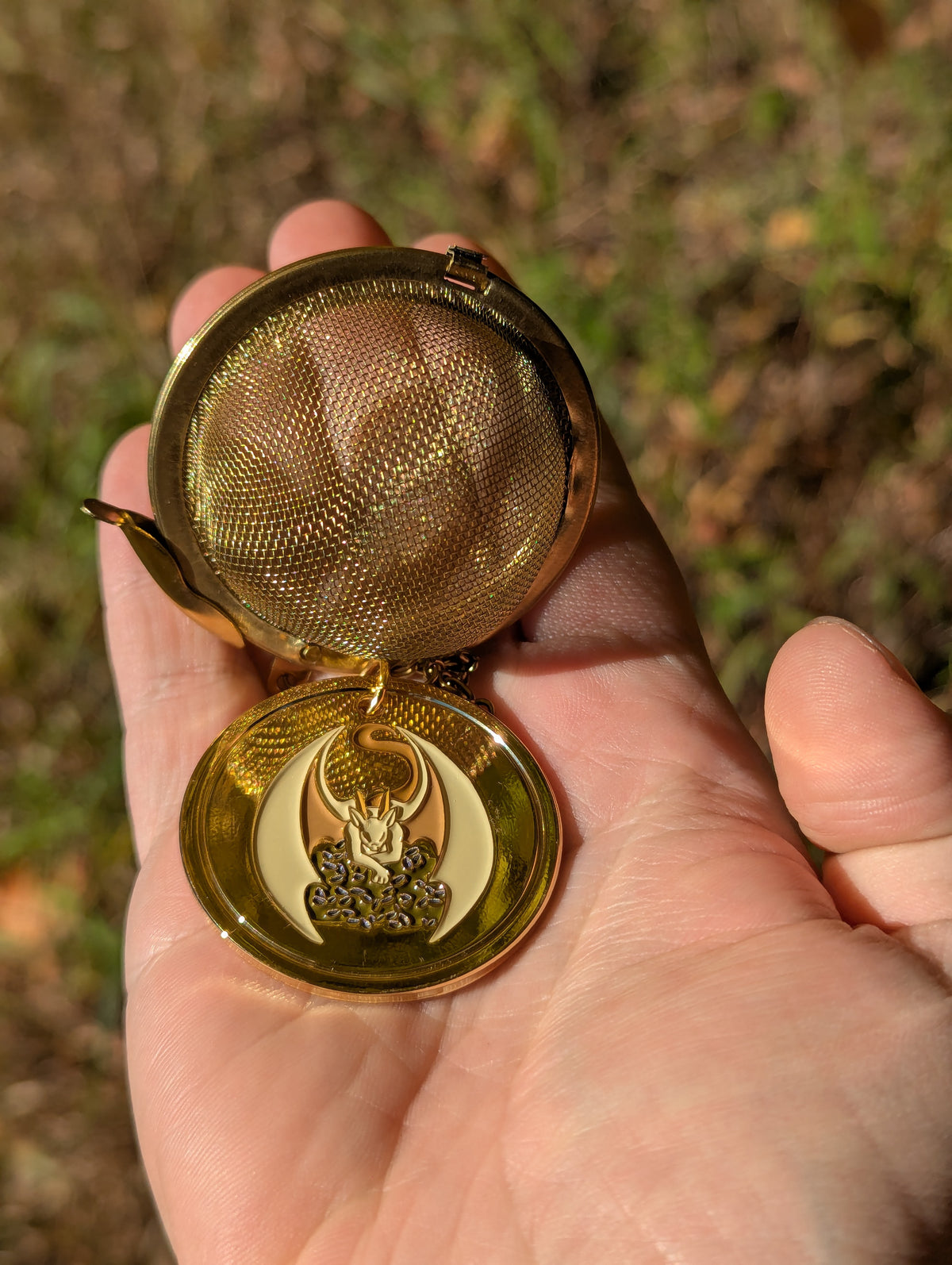 Tea ball infuser with Torréfactions du dragon medal