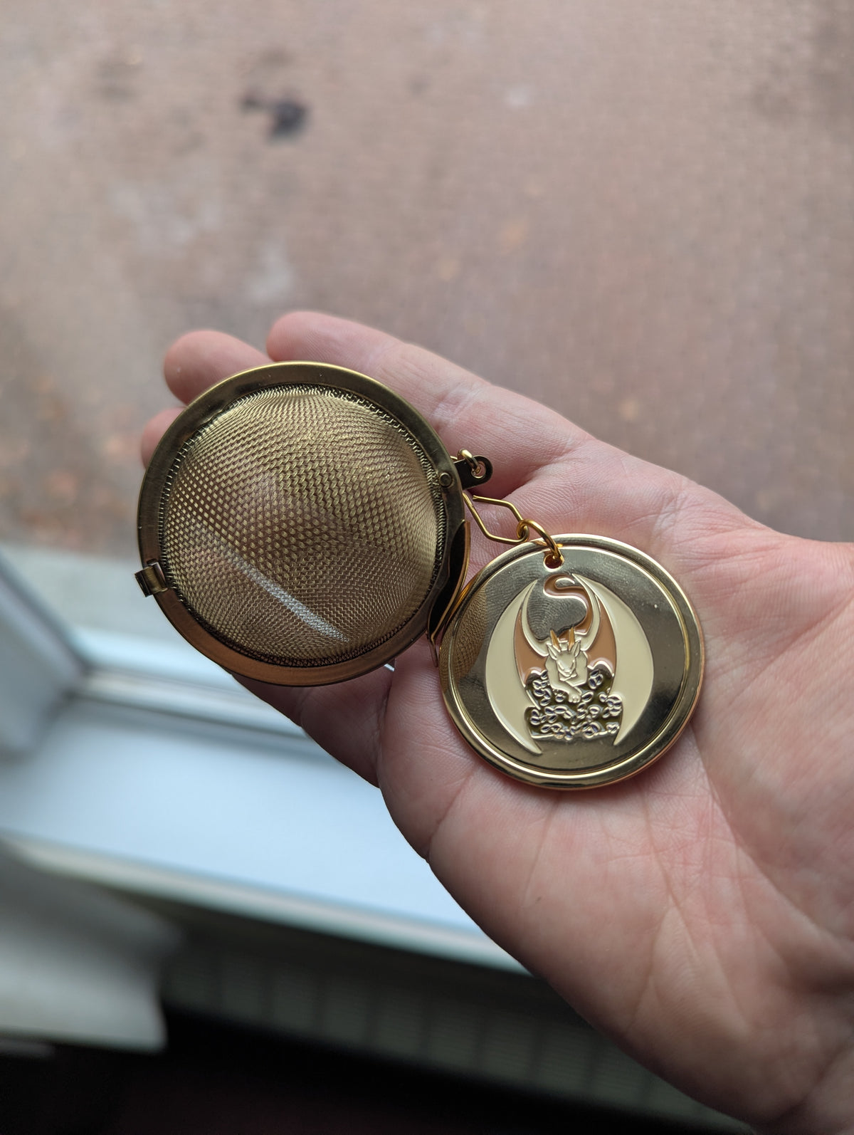 Tea ball infuser with Torréfactions du dragon medal